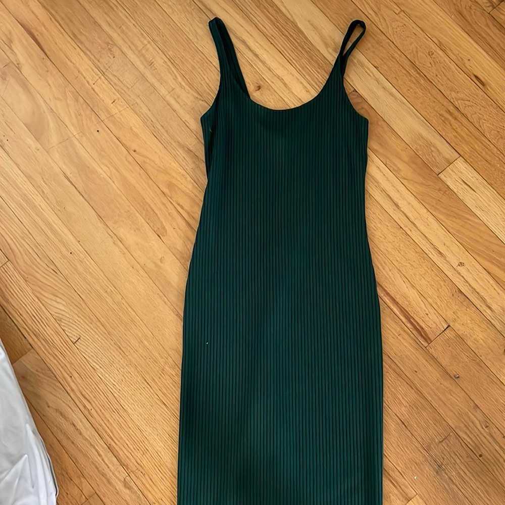 NWT body con ribbed dark green dress from Urban Outfitters. Size small.